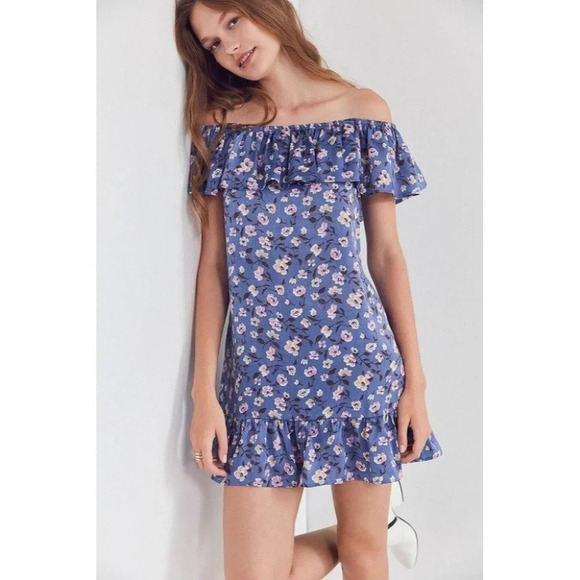 UO Kimchi Blue NWT Floral Ruffle Off-The-Shoulder Mini Dress Size M Lightweight - Picture 1 of 11
